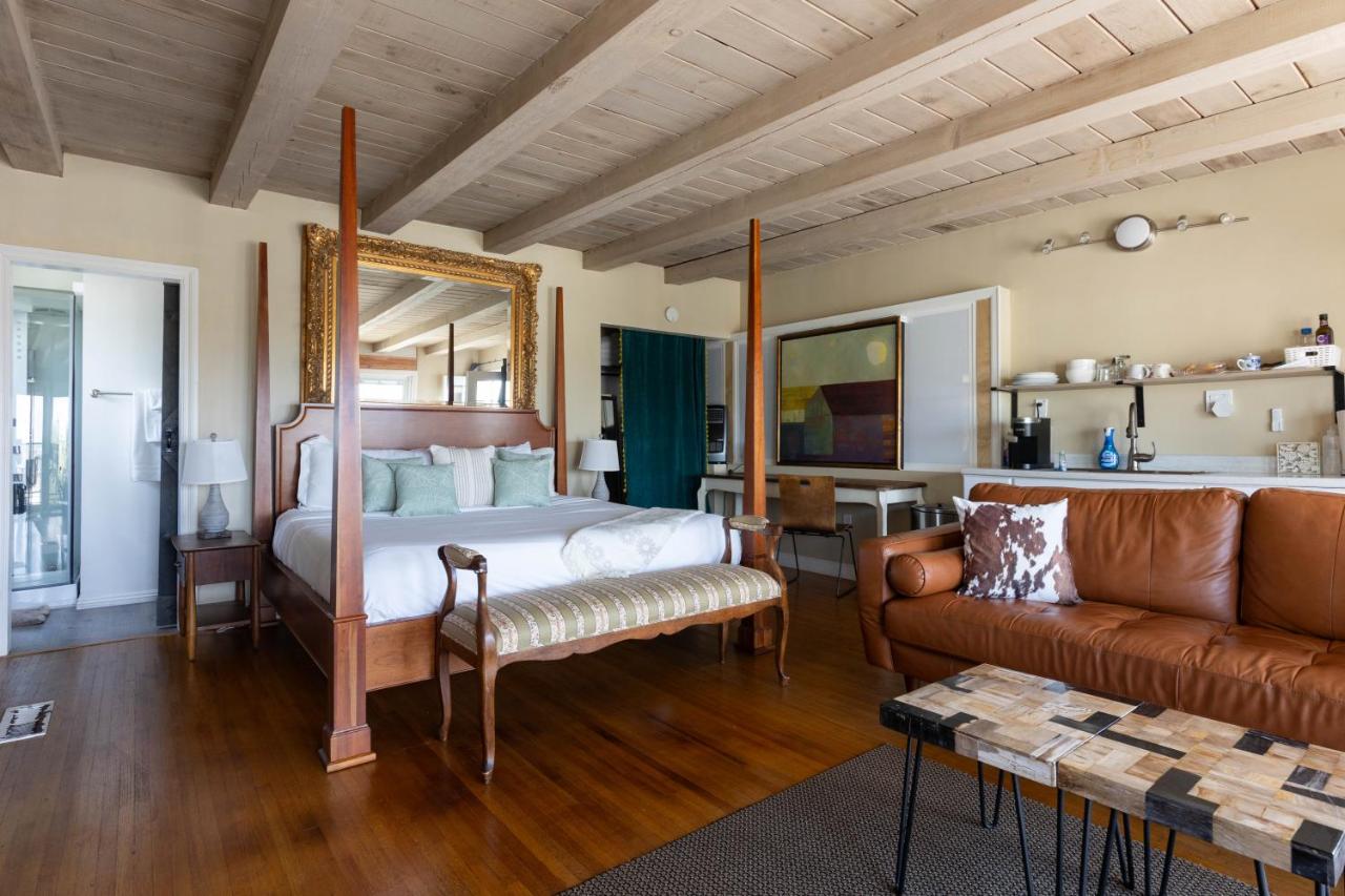 Overlooking Marina del Rey sailboats, is Green Ginger Playa Del Rey on the bluff, - 2