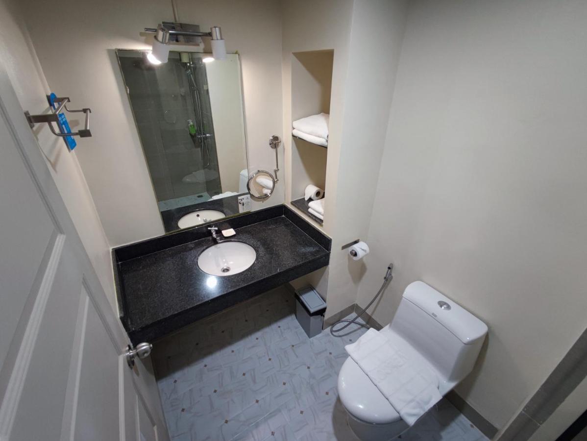 Siri Oriental Bangkok Hotel - 3