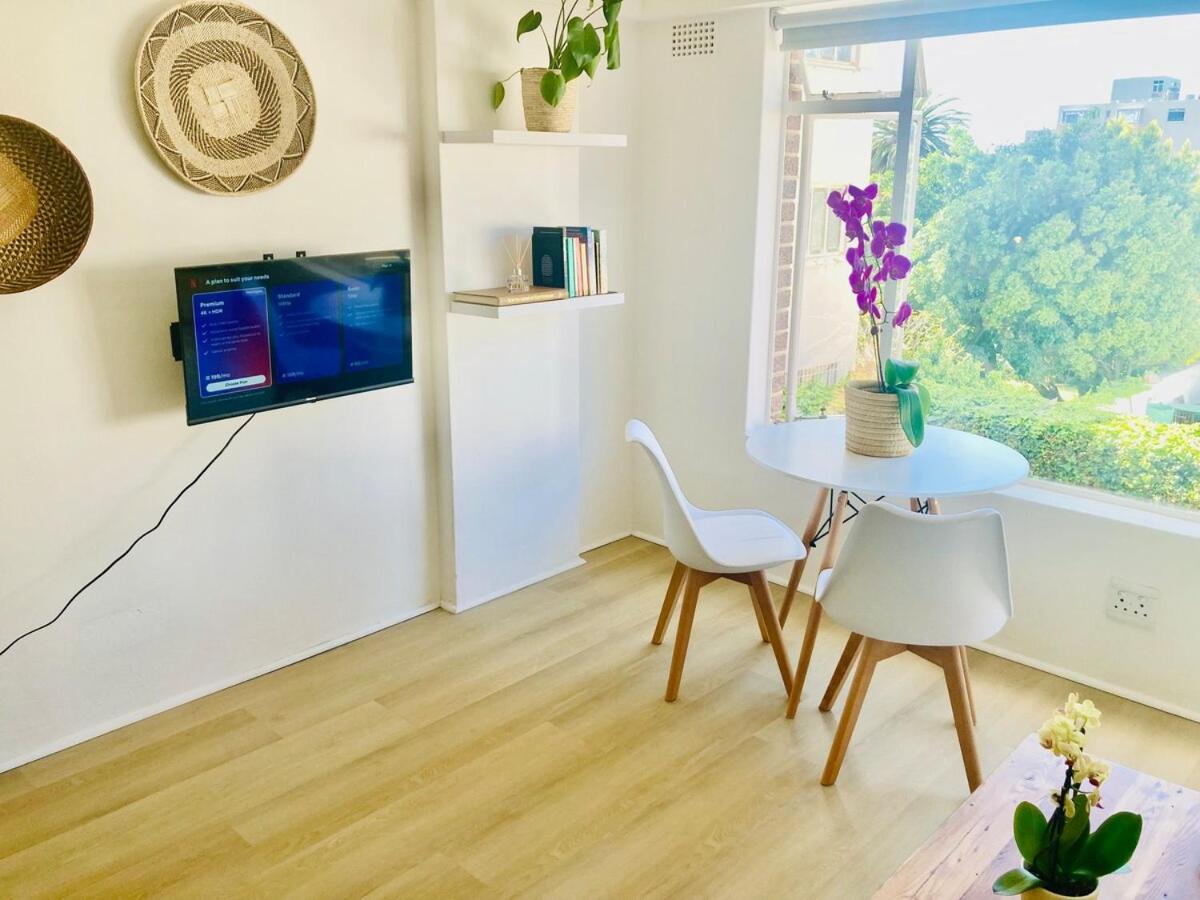 Sunny Studio with Ocean Views and Free Parking in Green Point - 4