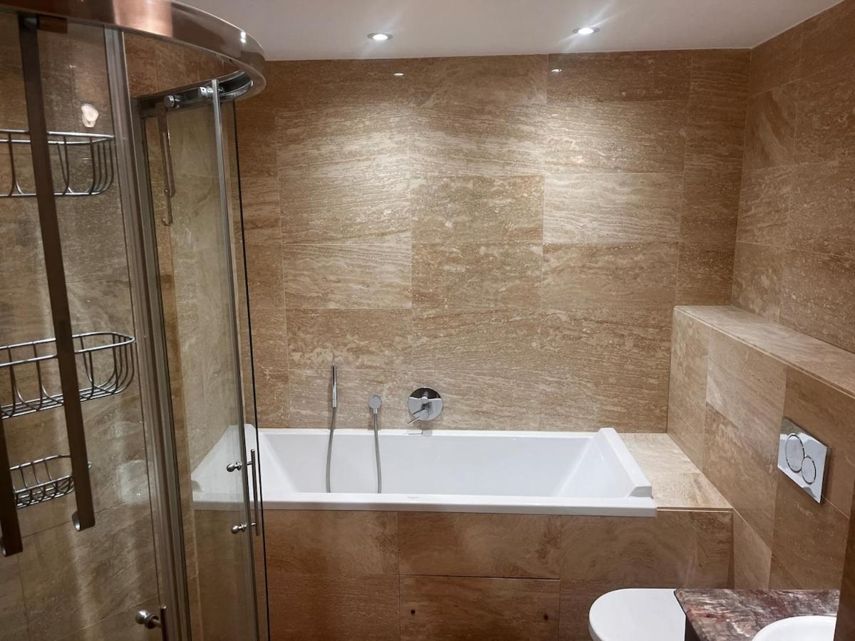 2 Bed Modern Apt in Ocean Village with Pools, Jacuzzi & Stunning Rock Views