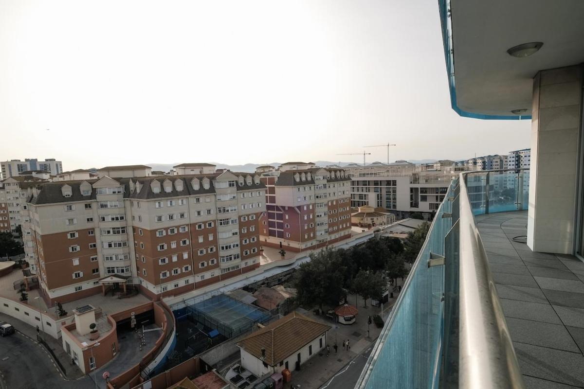 2 Bed Modern Apt in Ocean Village with Pools, Jacuzzi & Stunning Rock Views