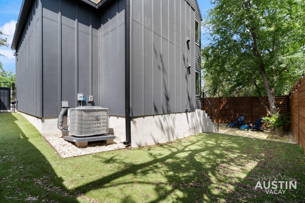 Luxury 2BR 2BA East Austin retreat w yard, deck and garage parking by Austin Vacay - 2