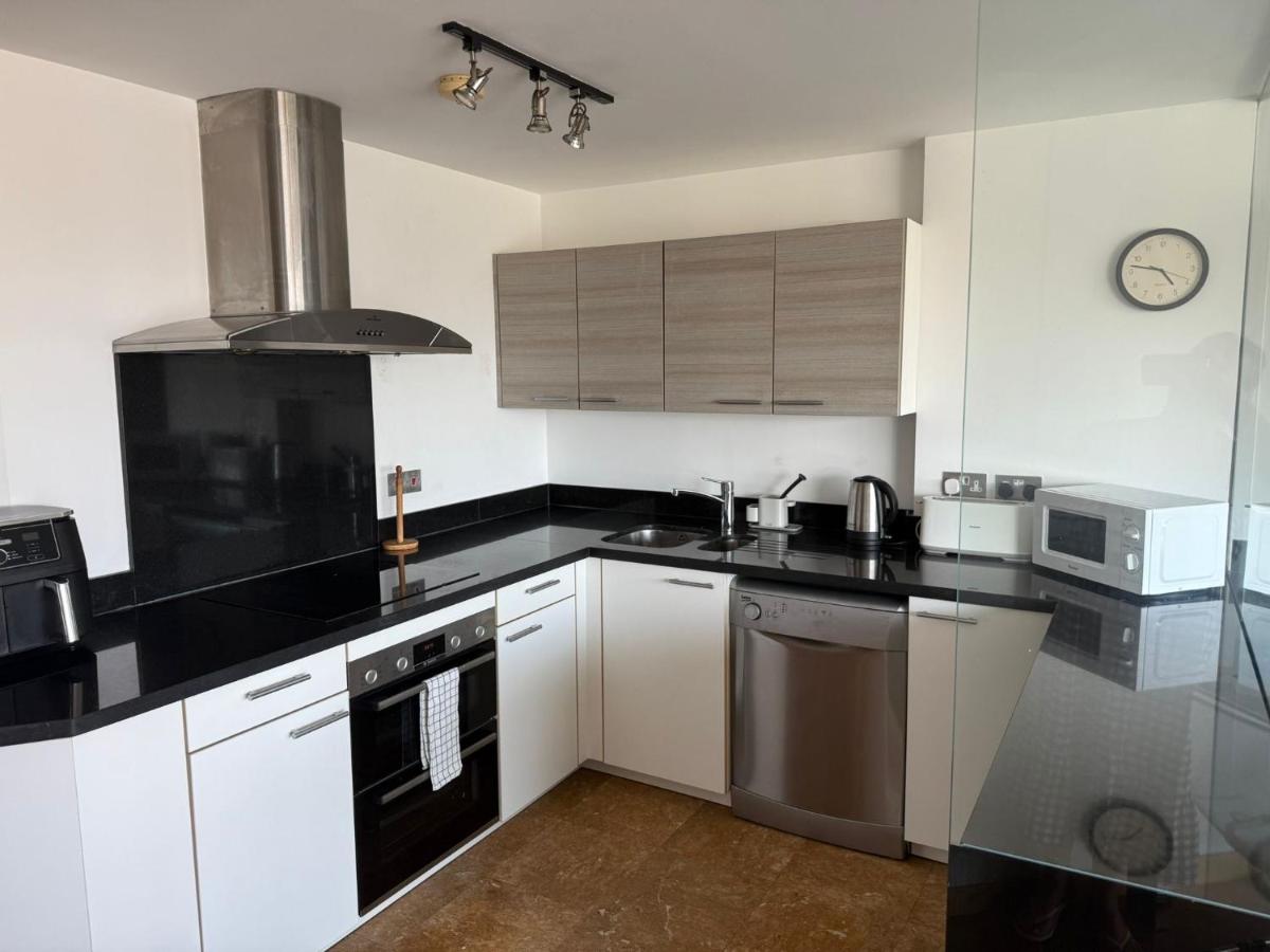 2 Bed Modern Apt in Ocean Village with Pools, Jacuzzi & Stunning Rock Views