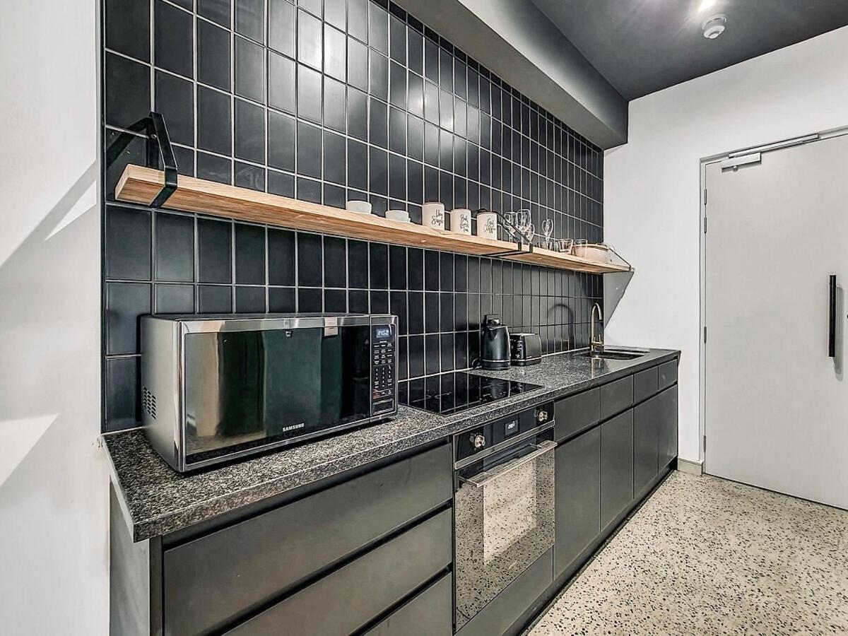 Loadshedding free, Secure, Rooftop Pool- Wifi - 4