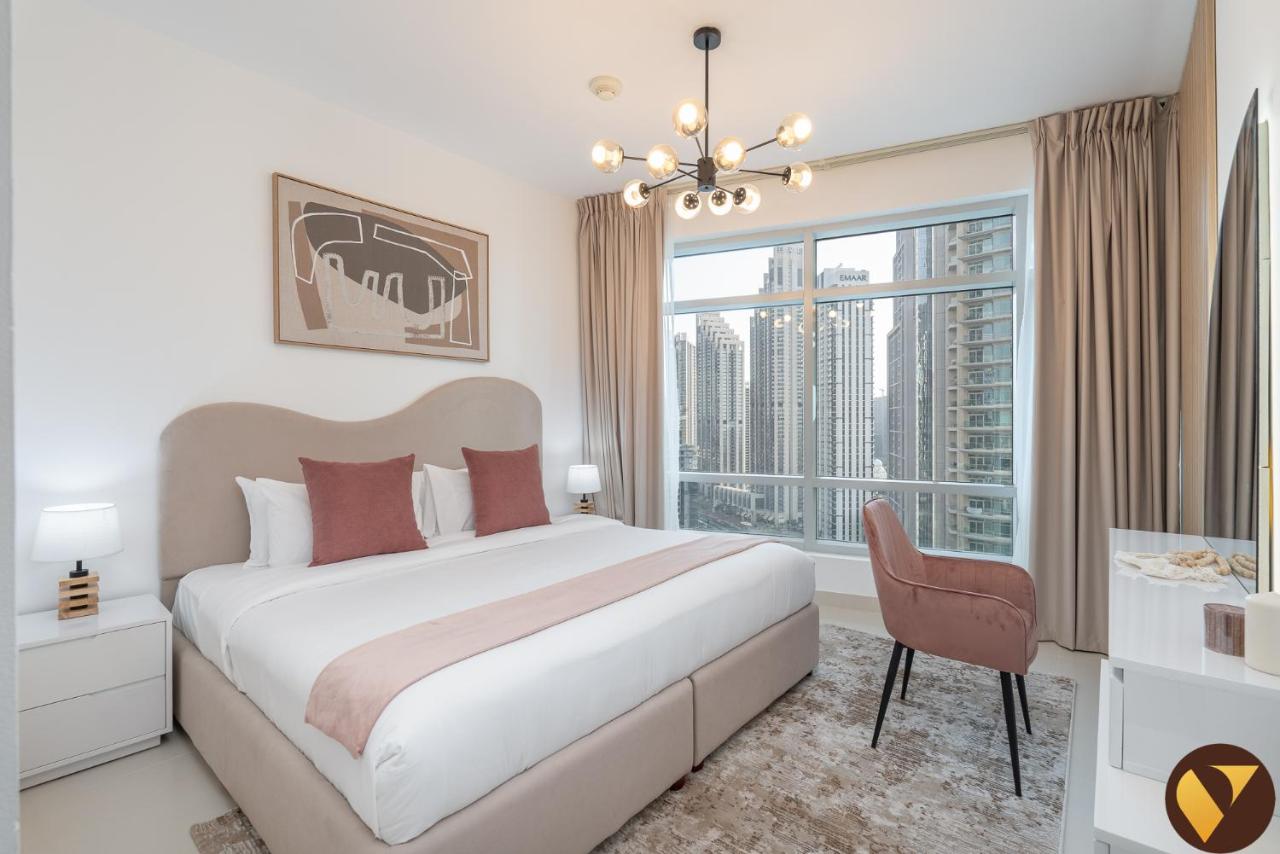 Vogue Vacation Homes, Downtown The Lofts near Burj Khalifa and Dubai Mall, Two Bedroom Apartment with Balcony and City Skyline View, Access to all Amenities - 4