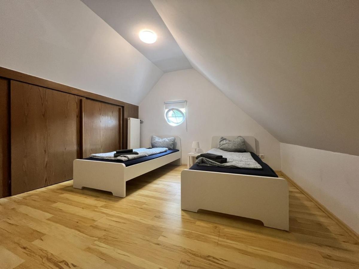 13 Worker Apartments - Single Beds - Free Parking - 10 min Cologne-City