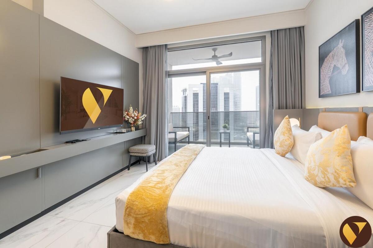 Vogue Vacation Homes, Downtown Mag 318 near Burj Khalifa and Dubai Mall, Studio Apartment with Balcony, Canal and City View, Access to all Amenities - 2