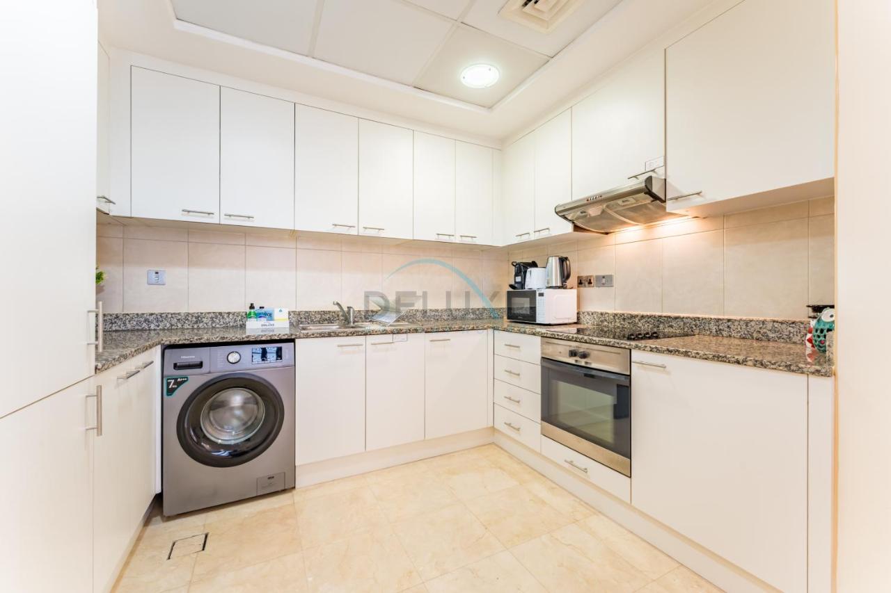 Iconic Views of the Future Museum, Minutes from Metro & Key Attractions, Sky Gardens, DIFC by Deluxe Holiday Homes - 5