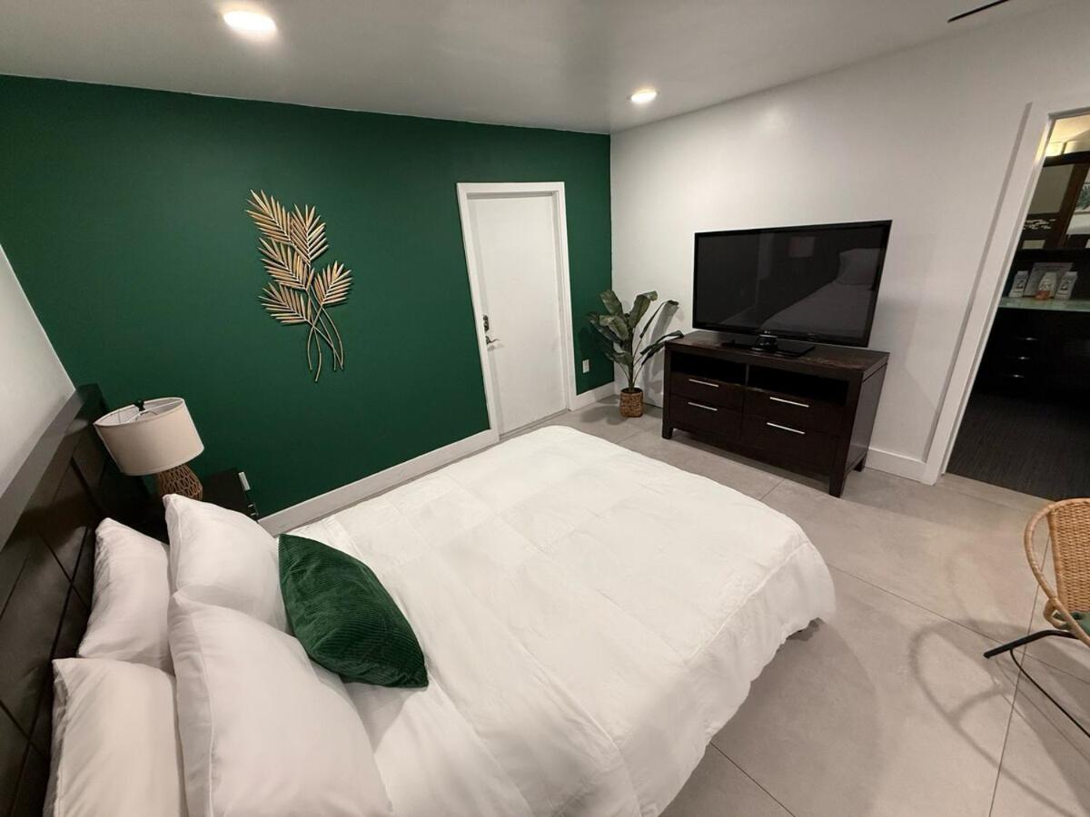 The Miami Tropic Suite - Private Stay with Free Parking in the Heart of Miami - 5