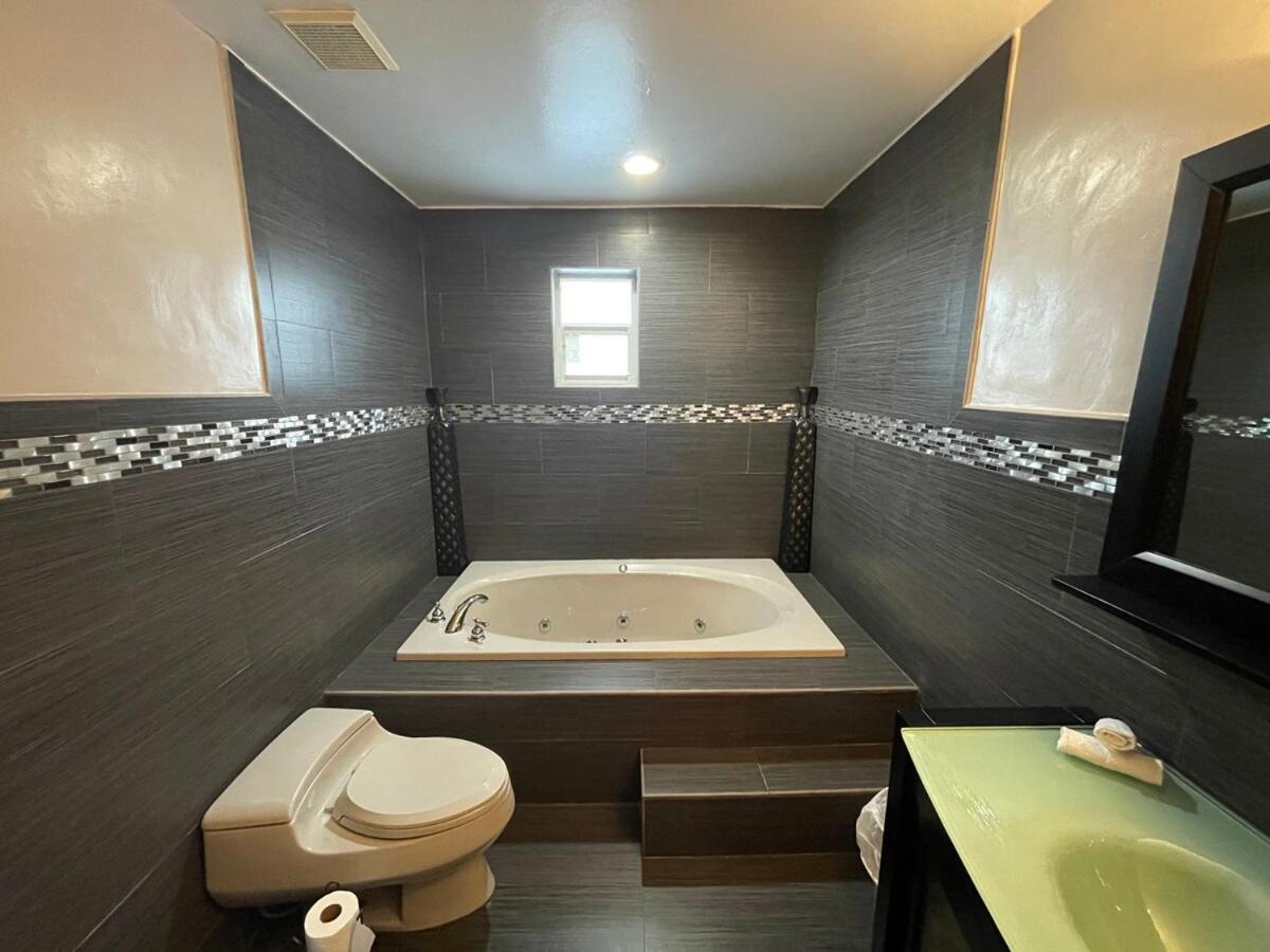 The Miami Tropic Suite - Private Stay with Free Parking in the Heart of Miami - 3