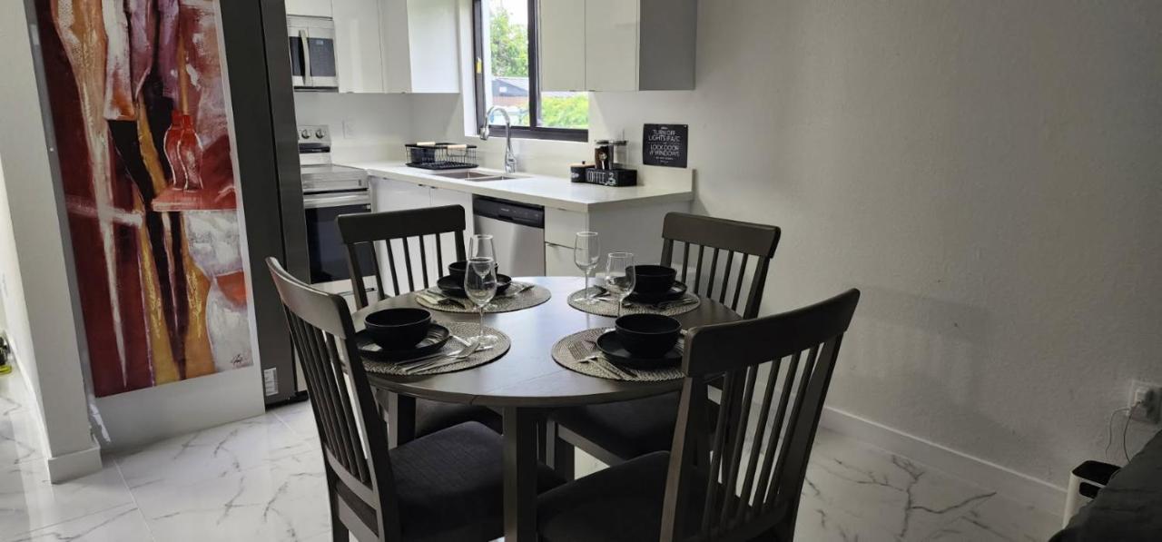 Welcome to Miami! JACUZZI SLEEPS 11 - 4