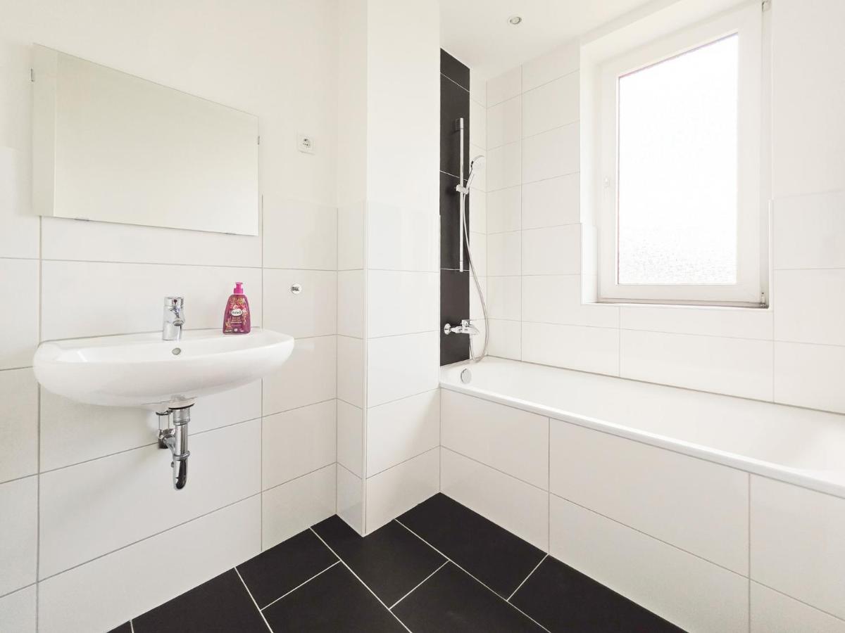Tolstov Apartments - 3 Room Apartments - Kitchen - Balcony - 5 min to Messe DUS