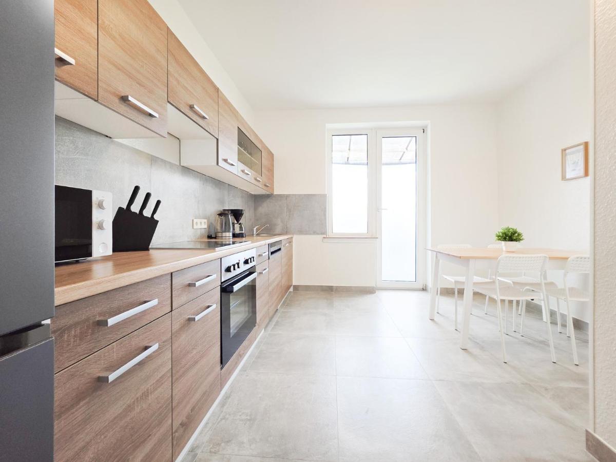 Tolstov Apartments - 3 Room Apartments - Kitchen - Balcony - 5 min to Messe DUS