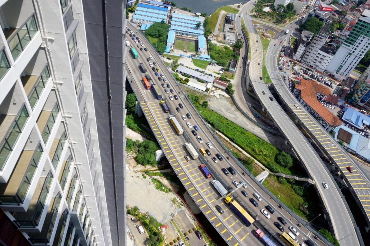 R&F Summer Suite 2B2B Walking to CIQ - 4