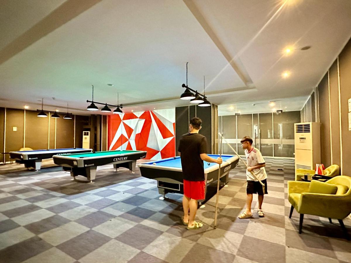 R&F Summer Suite 2B2B Walking to CIQ - 2