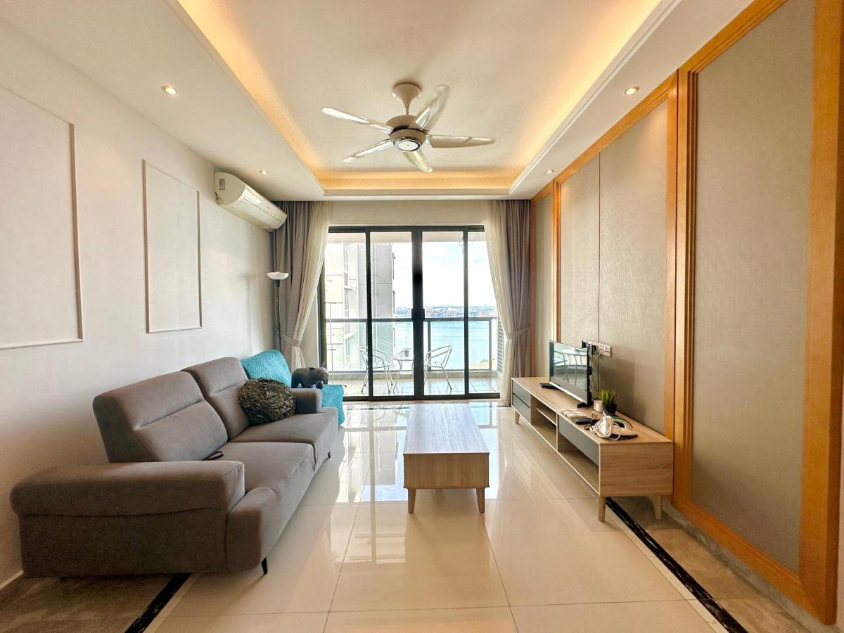 R&F Summer Suite 2B2B Walking to CIQ - 3