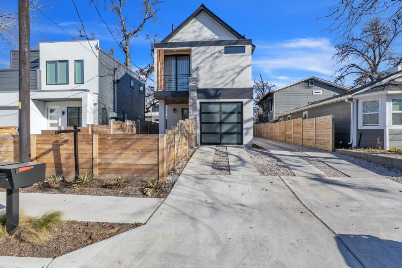 Chic Austin Getaway brand new with rooftop patio - 2
