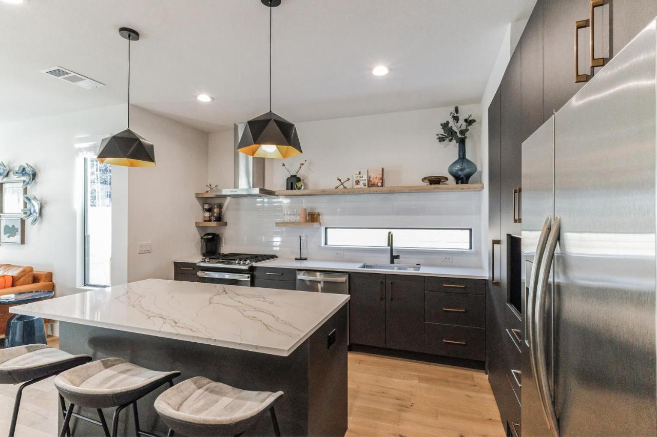 Chic Austin Getaway brand new with rooftop patio - 4