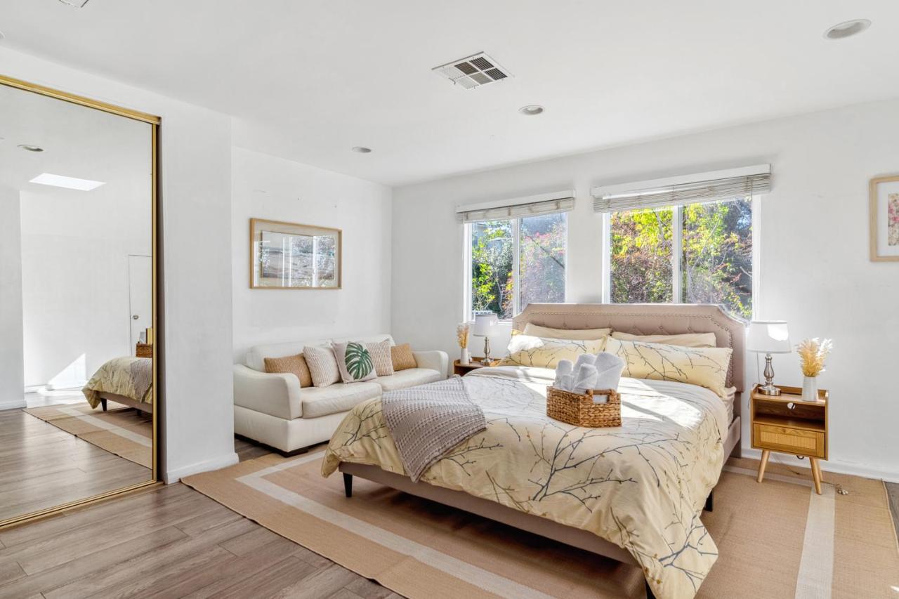Quiet Home with Spectacular Scenic Mountain Views near Universal Studios Hollywood - 2
