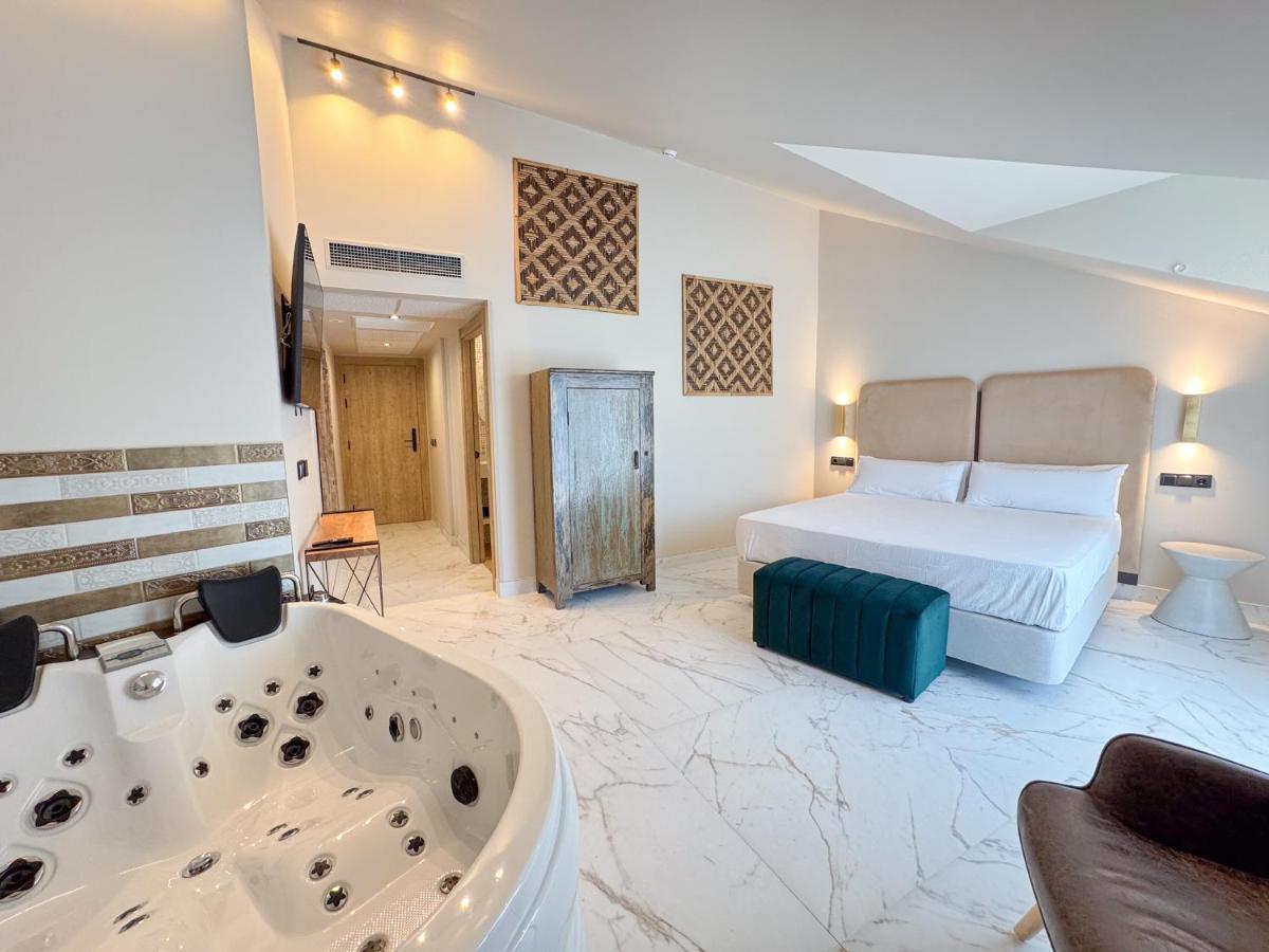 Deluxe Suite with Spa Bath