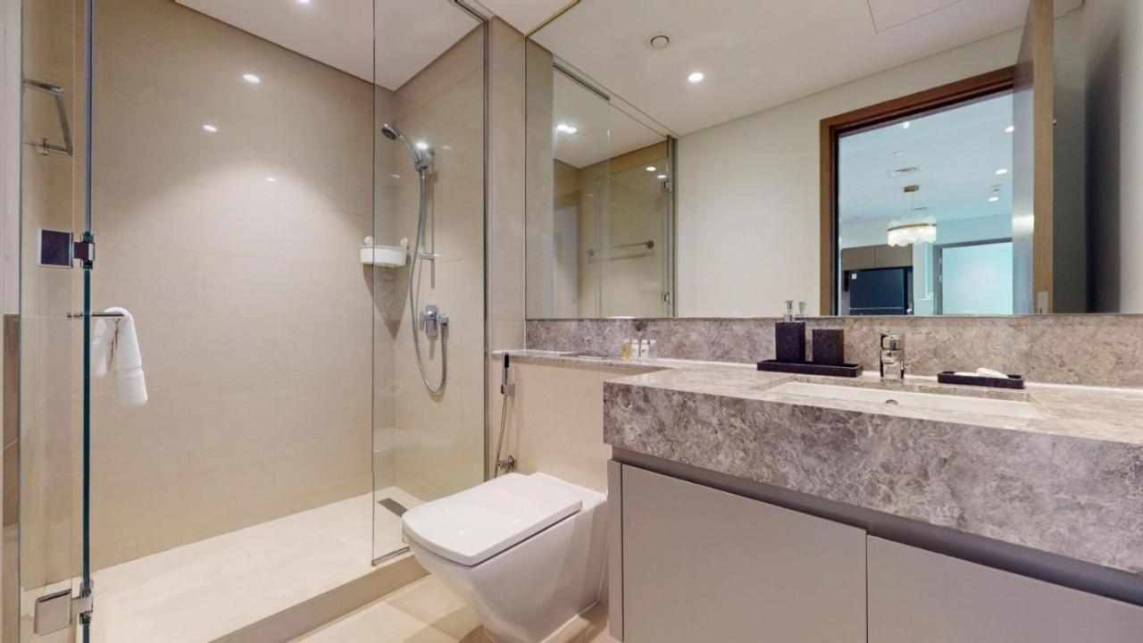 Vacationer Holiday Homes l Vibrant 2 Bedroom l Pool with Burj Khalifa View - 3