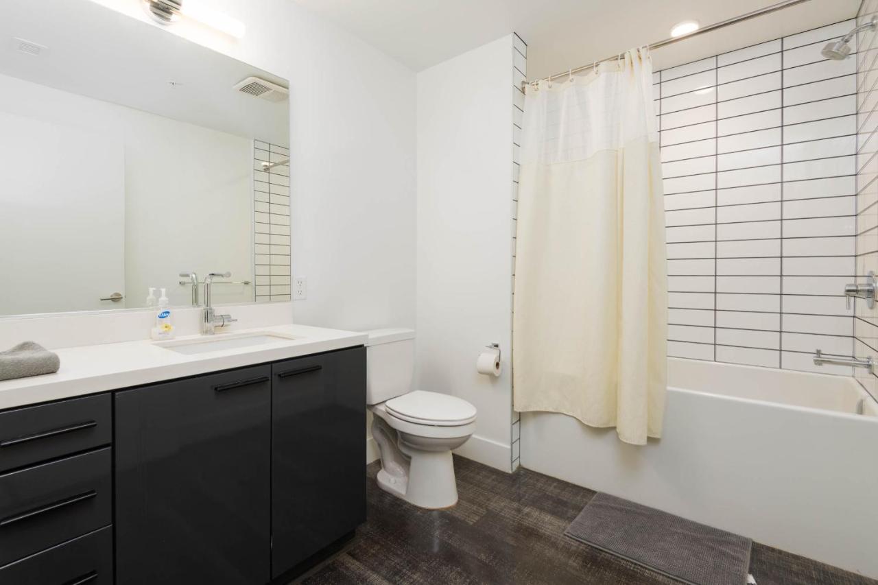 Stunning 3BR High Rise Pool, Spa & Rooftop Views - 3