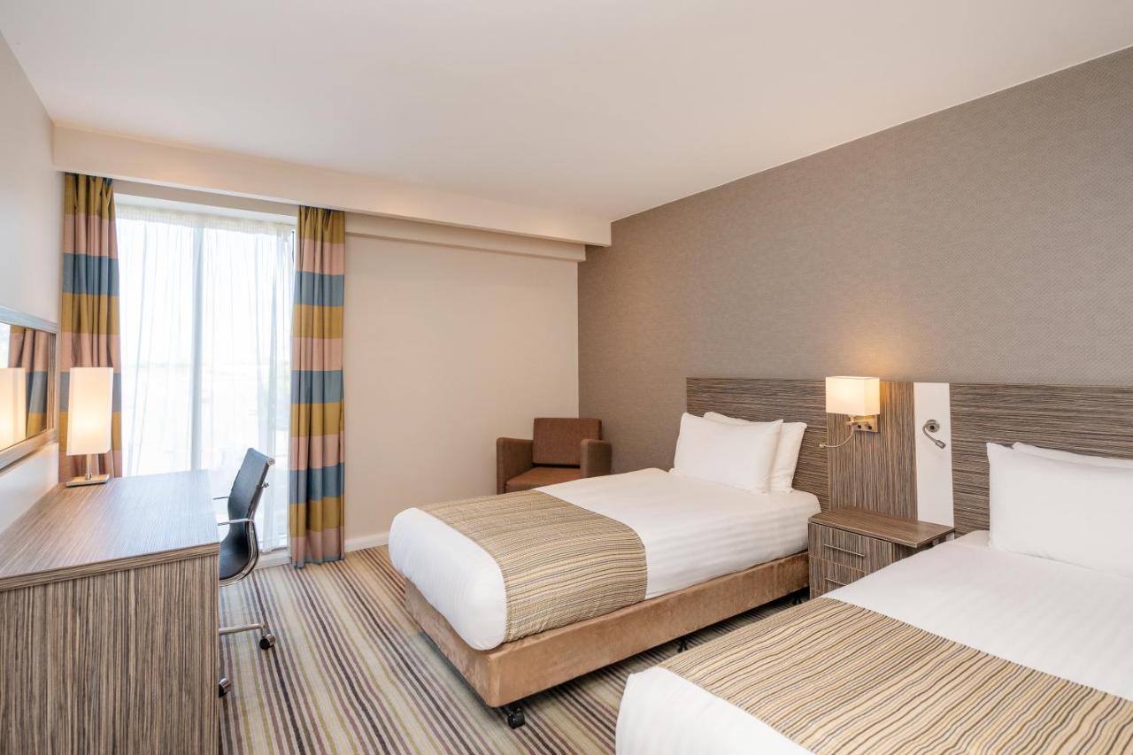 Standard Twin Room with Airport view