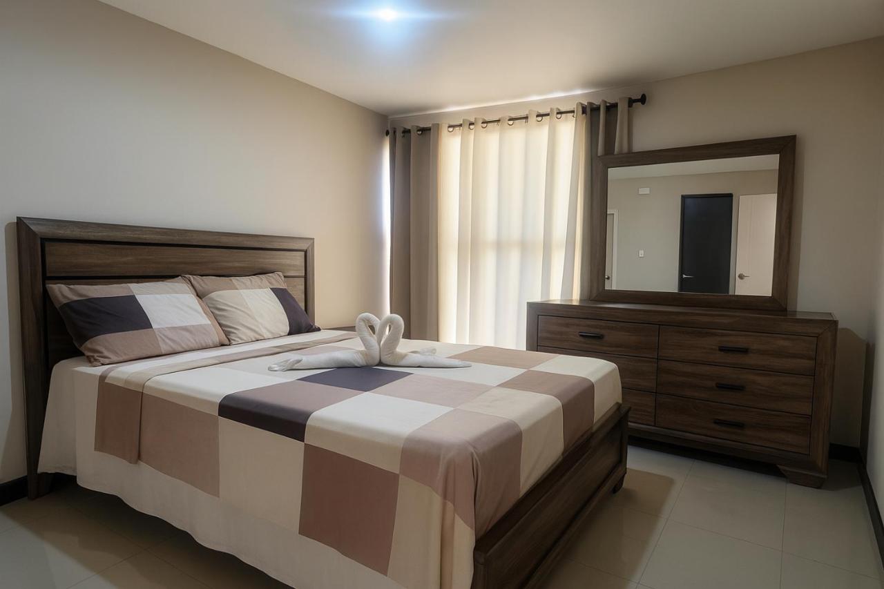 2 Bed-Sleeps 5-Private Garden-Free Parking