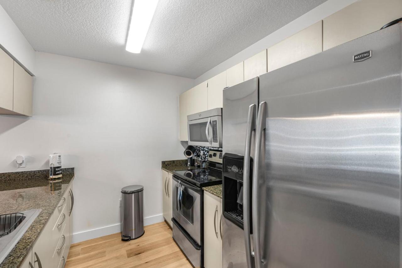 Enjoy Pool and Stunning City Views in Brickell - 3