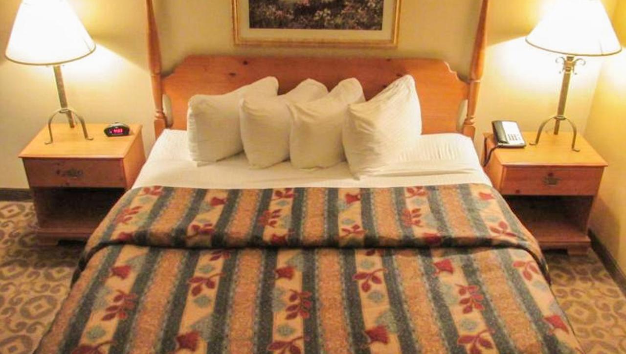Magnuson Grand Pioneer Inn and Suites — photo 20