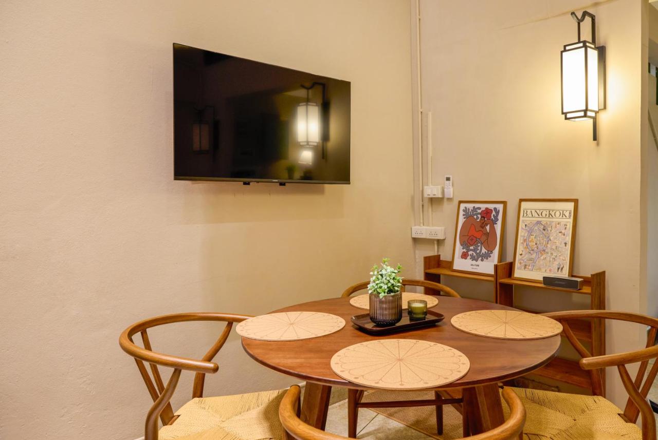 Newly Renovated, 4BR Townhouse , 5min MRT , Group - 4