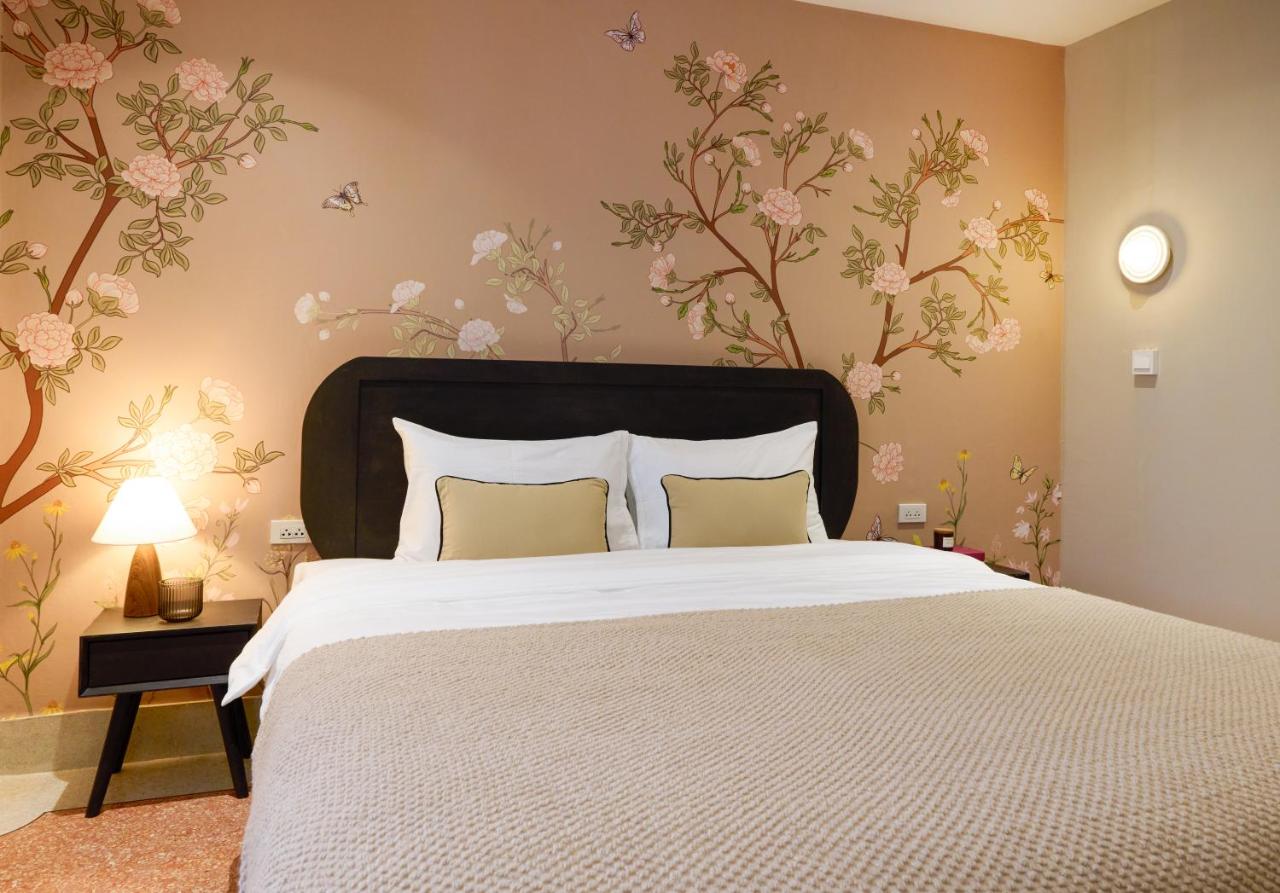 Newly Renovated, 4BR Townhouse , 5min MRT , Group - 2