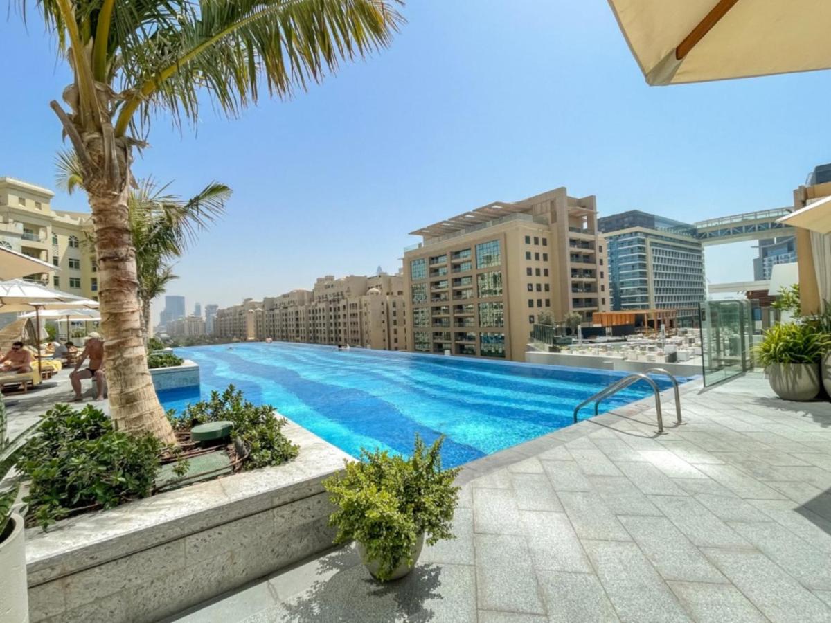 Steps from Nakheel Mall and Monorail Station, Near Beach Clubs ,15 Mins to Downtown and Marina, The Palm Tower, Palm Jumeirah by Deluxe Holiday Homes - 4