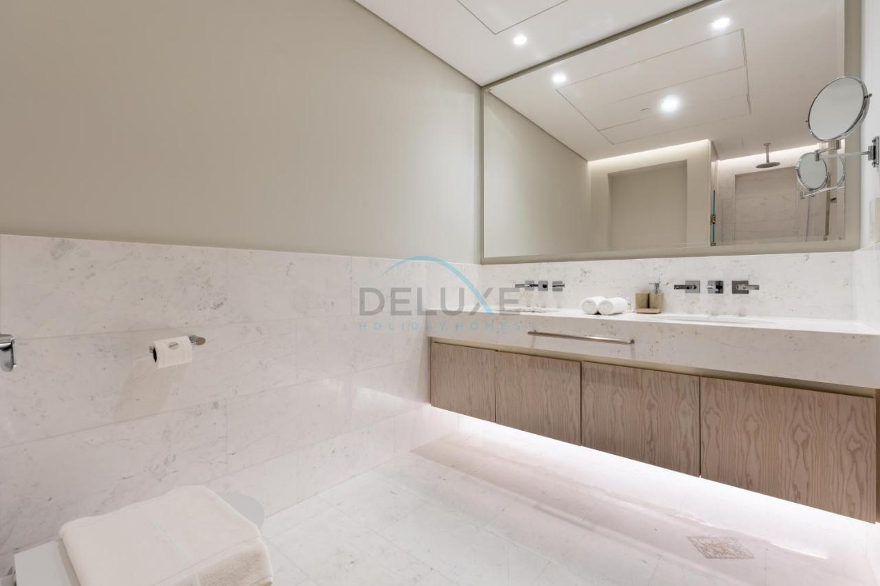Steps from Nakheel Mall and Monorail Station, Near Beach Clubs ,15 Mins to Downtown and Marina, The Palm Tower, Palm Jumeirah by Deluxe Holiday Homes - 3