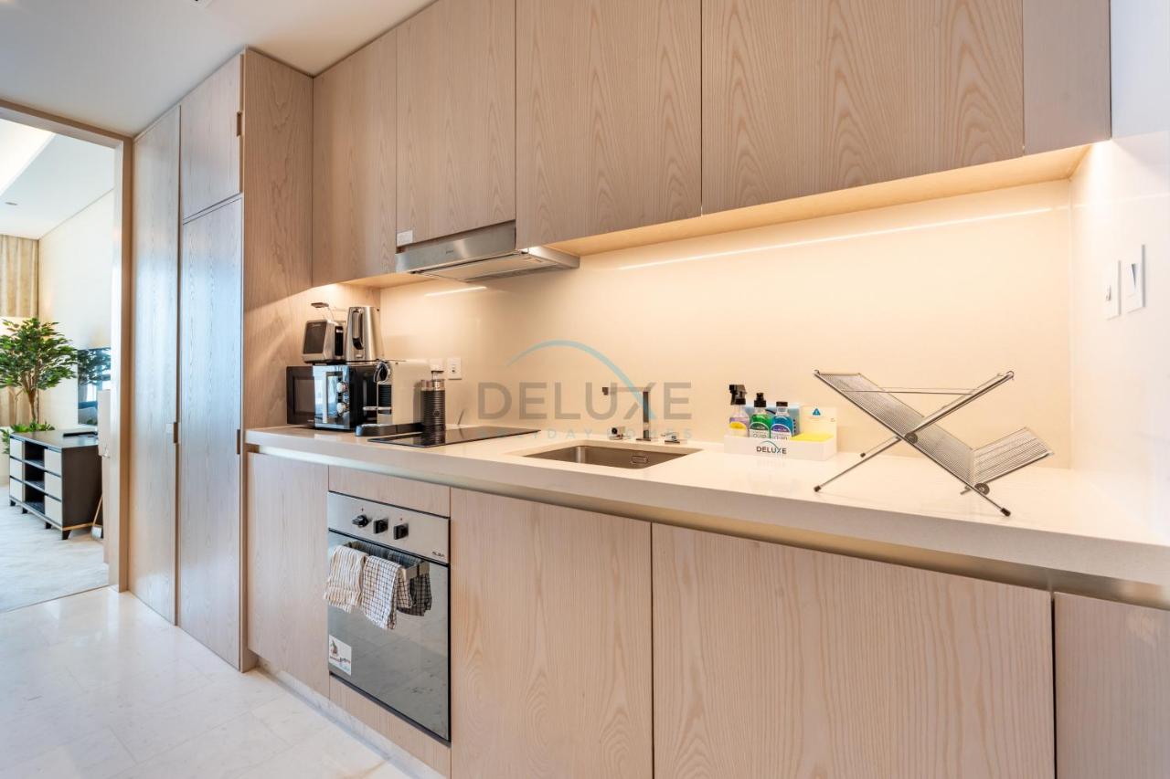 Steps from Nakheel Mall and Monorail Station, Near Beach Clubs ,15 Mins to Downtown and Marina, The Palm Tower, Palm Jumeirah by Deluxe Holiday Homes - 5