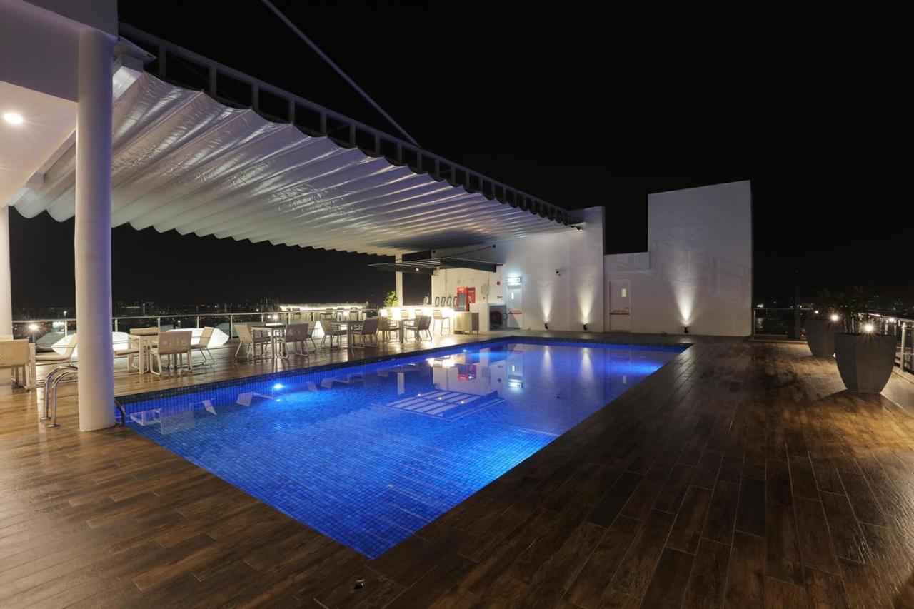 Rooftop swimming pool: Amerin Hotel Johor Bahru