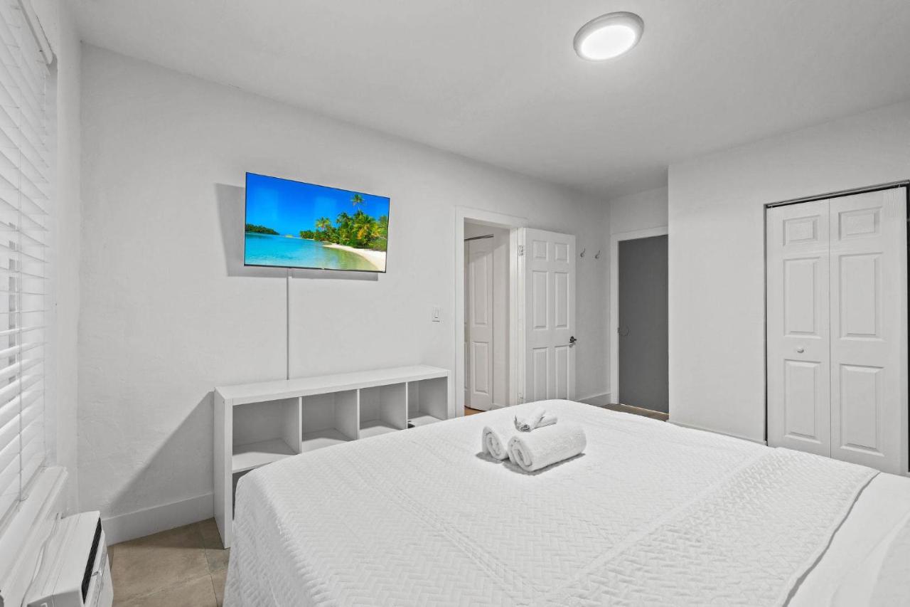 Oceanfront Charm 1BR Miami Beach - 2