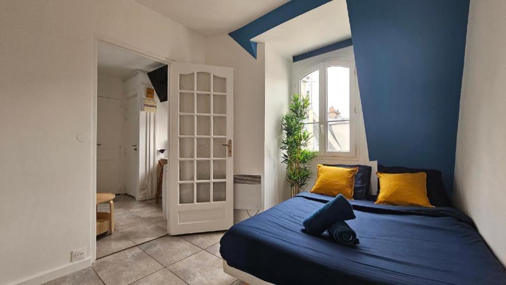 Appartement RENOVE EN PLEIN COEUR DE PARIS SUR L'ILE SAINT LOUIS ! - 2