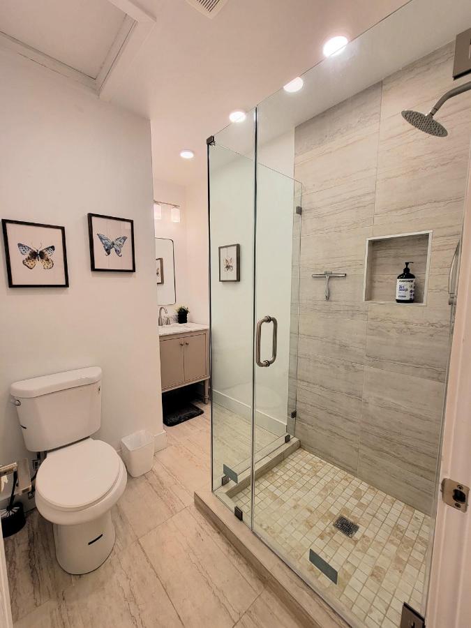 Private and large 2 bedroom house with Pool table, backyard and office near attractions - 4