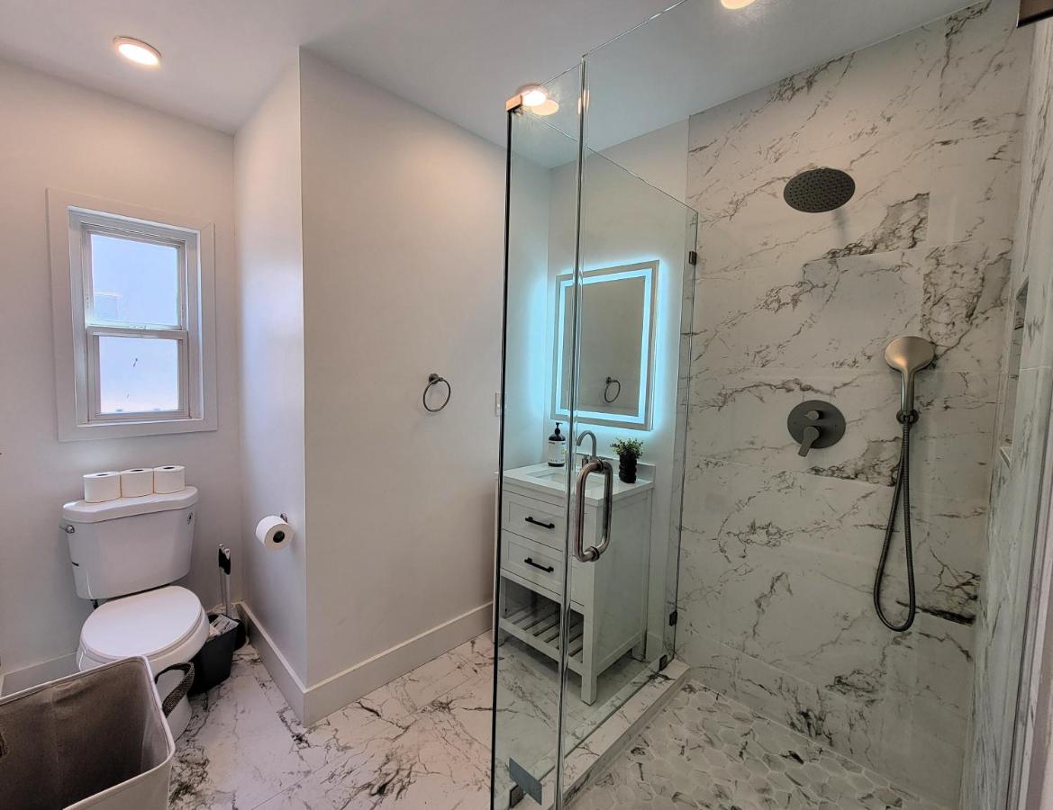 Private and large 2 bedroom house with Pool table, backyard and office near attractions - 5