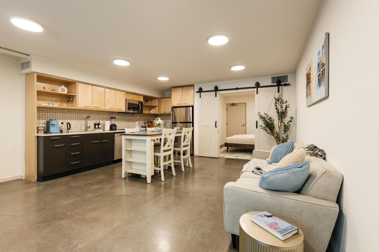 Spectacular LOFT in Heart of LA with GYM, Pool, parking - 4