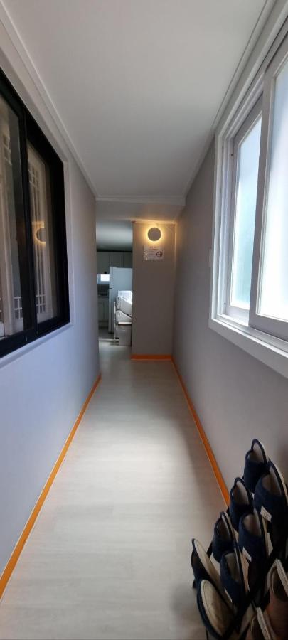 Hongik University Hot Place - Hongdae Yeonnam - Yeontrural Park 2 Min - cozy space emotional accommodation - dining room table for 8 people - 4