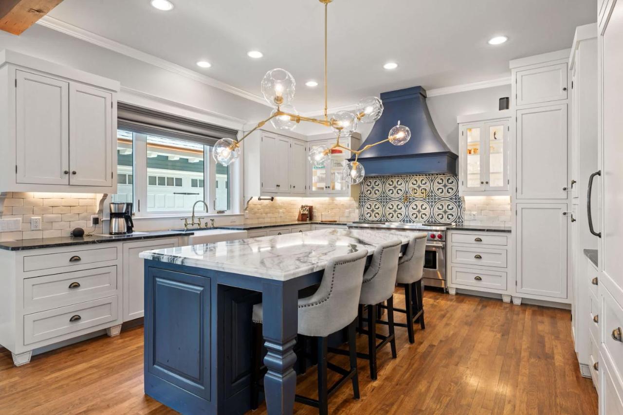 Gorgeous 4BD Plus Studio for 12 with Fire Pit & Near Downtown - 4