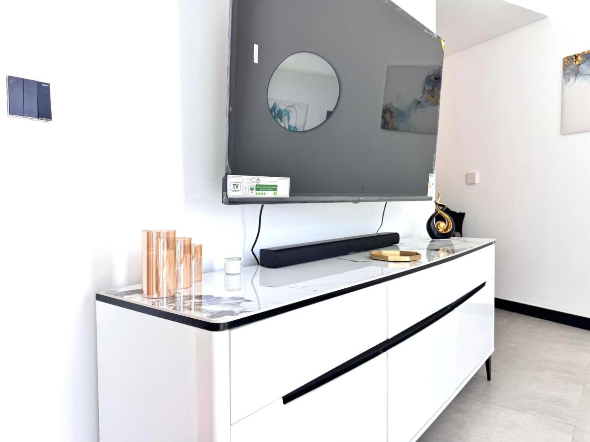 Luxury Apartment Burj Khalifa View Summer Offer - 4