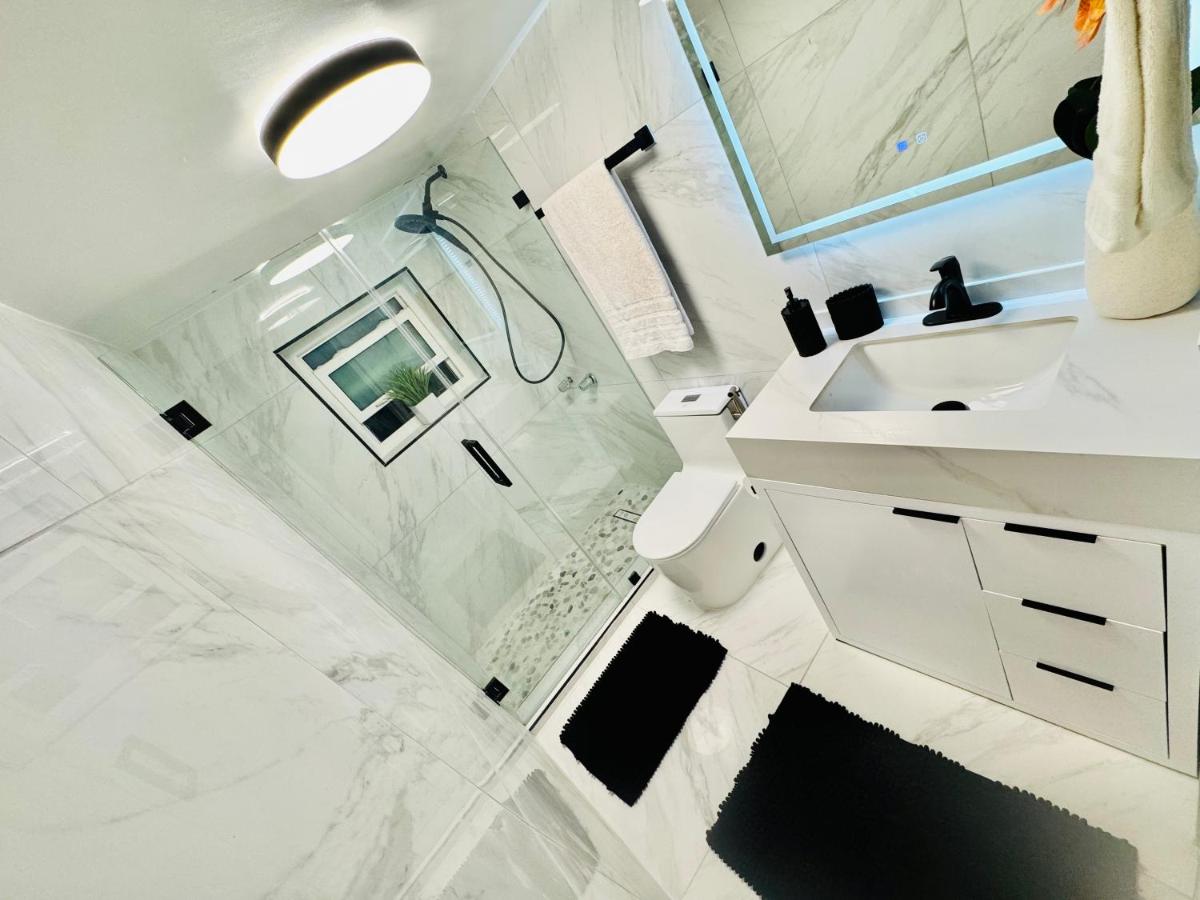 Earth-Toned Escape, Stylish Stay - 3