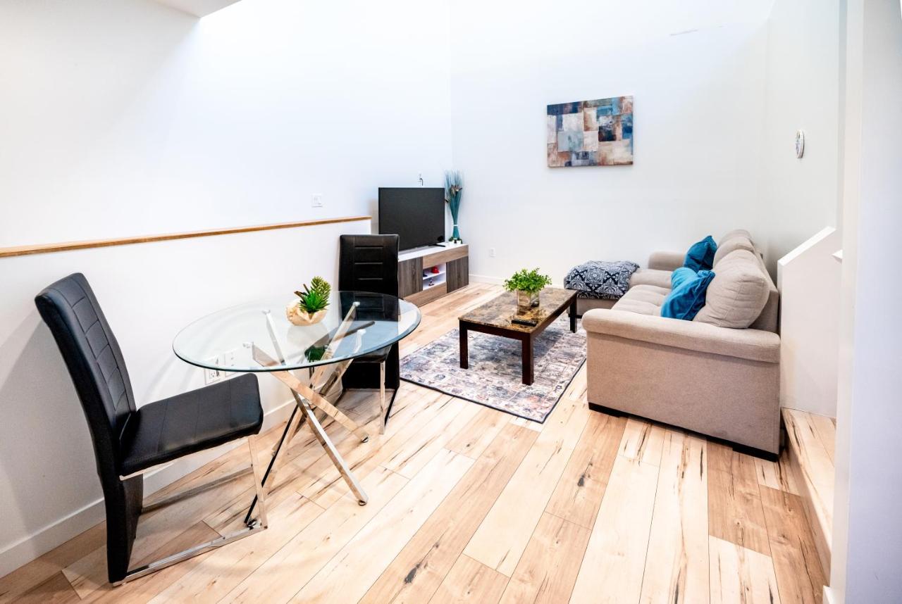 Modern 2 Bedroom 3 Level Loft by Hollywood Close to Downtown LA Free Gated Parking Full Kitchen