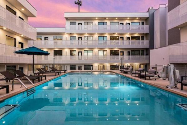 Amazing Downtown Condo w Pool and Free Parking - 4