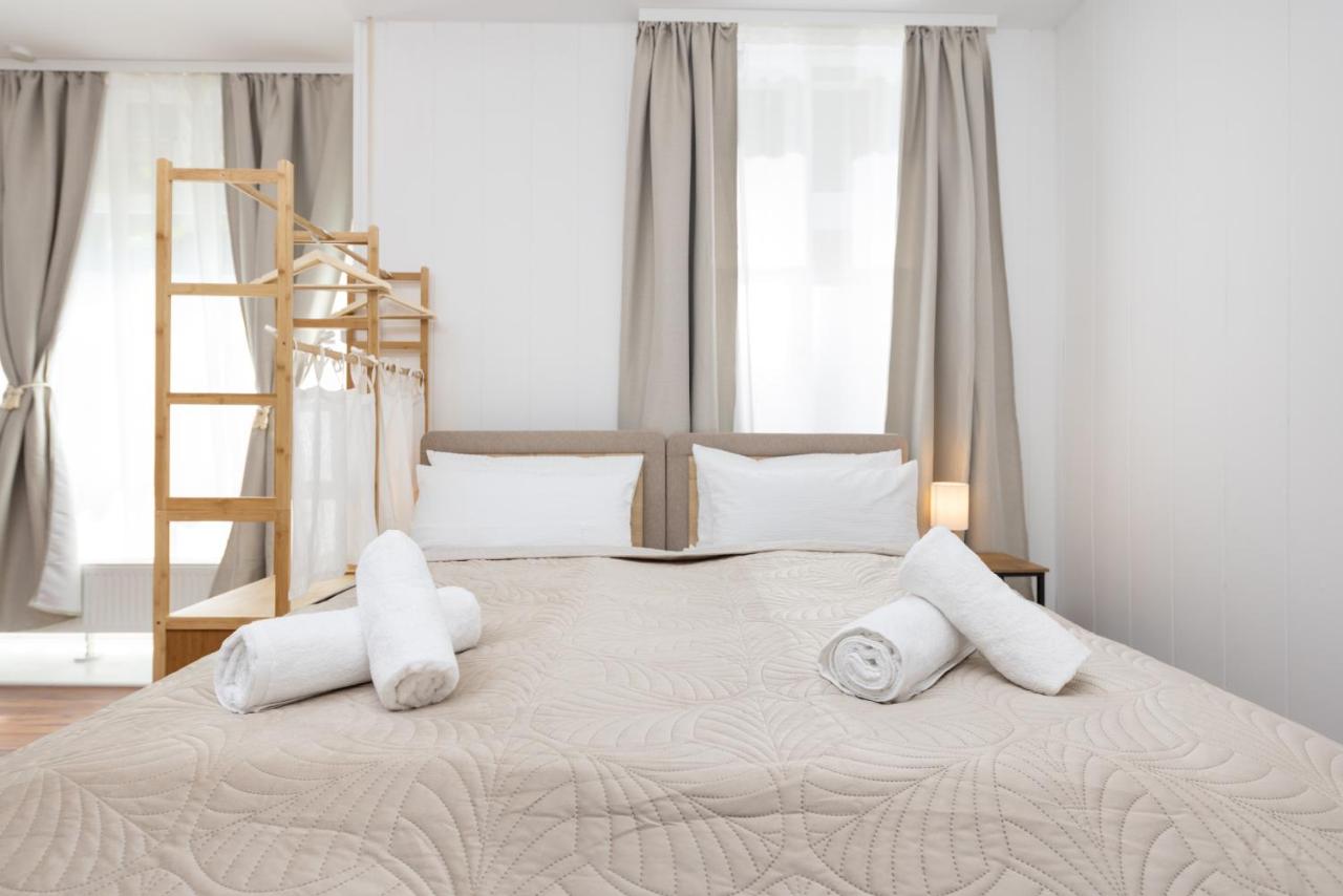 Central 6 Beds Apartment, Group & Family Friendly, Kitchen, Washer, Work Station, Netflix & PayTV - 2