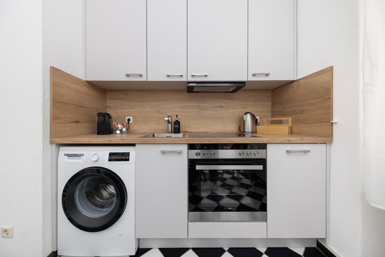 Central 6 Beds Apartment, Group & Family Friendly, Kitchen, Washer, Work Station, Netflix & PayTV - 3
