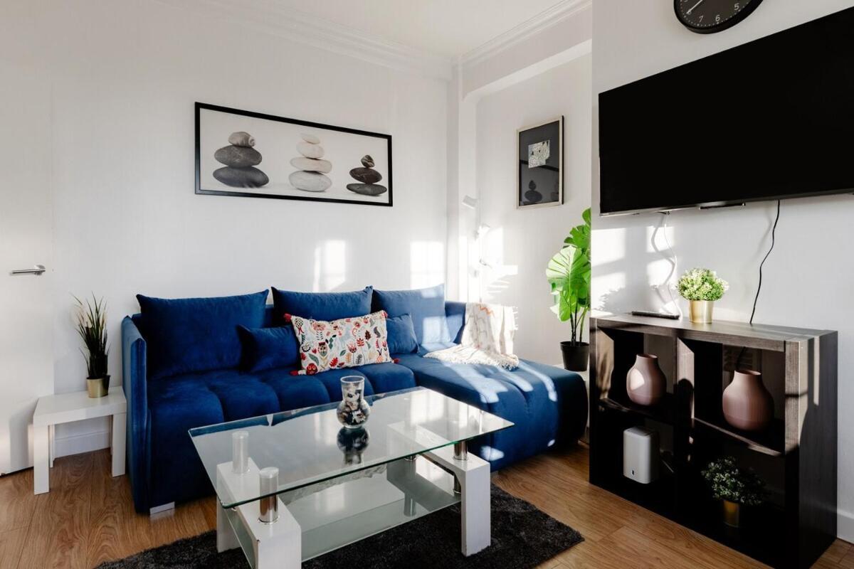 The Hyde Park Retreat - Stylish 2BR Family Apt. - 2